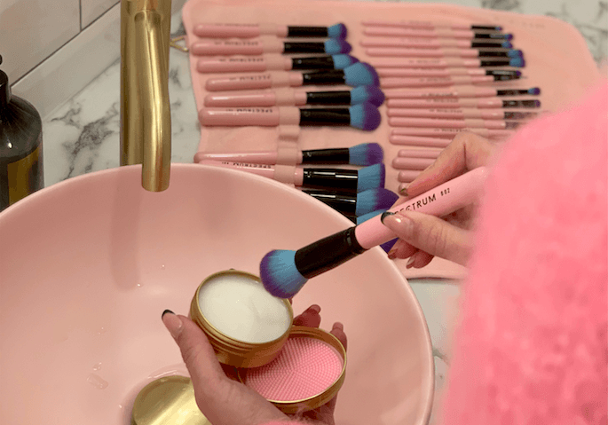 How To Clean and Dry Your Make-up Brushes Quickly
