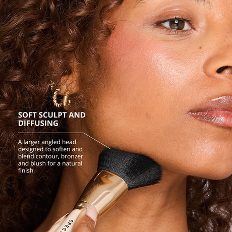 El pincel de doble punta Sculpt & Contour