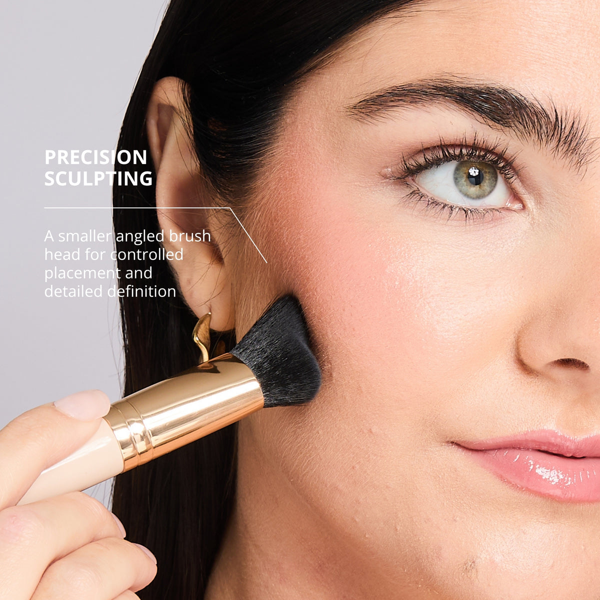 El pincel de doble punta Sculpt & Contour